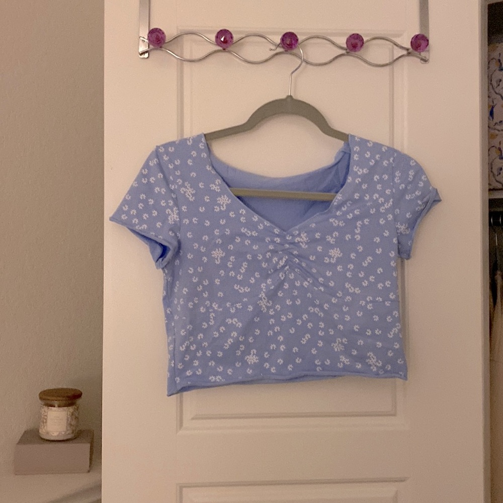 Cropped blue tee with cute little flowers